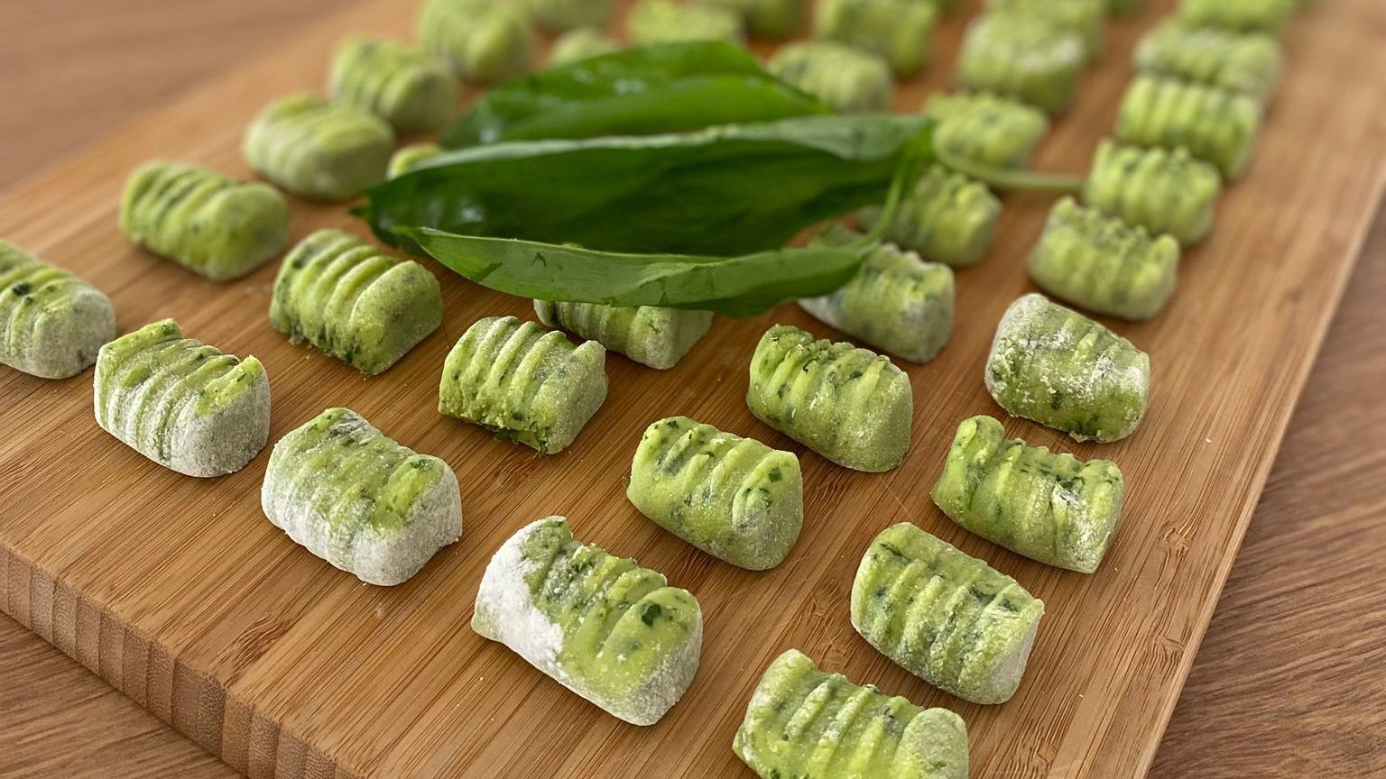 Selbstgemachte, glutenfreie Pesto-Gnocci